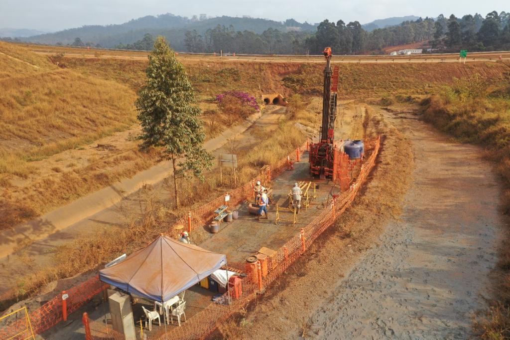 Campo com estrutura de investigação geotécnica focada na precisão.