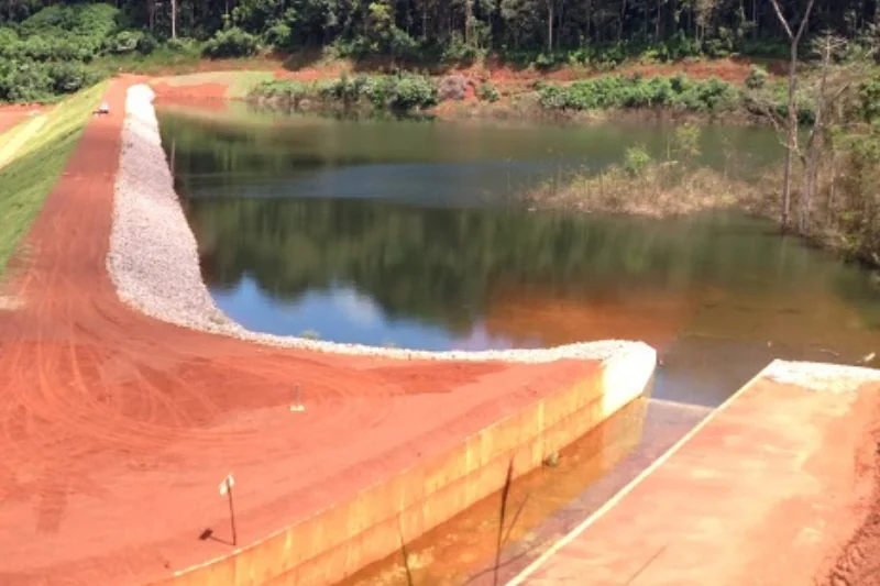 Área de campo aberta utilizada em estudos e monitoramento da engenharia geotécnica